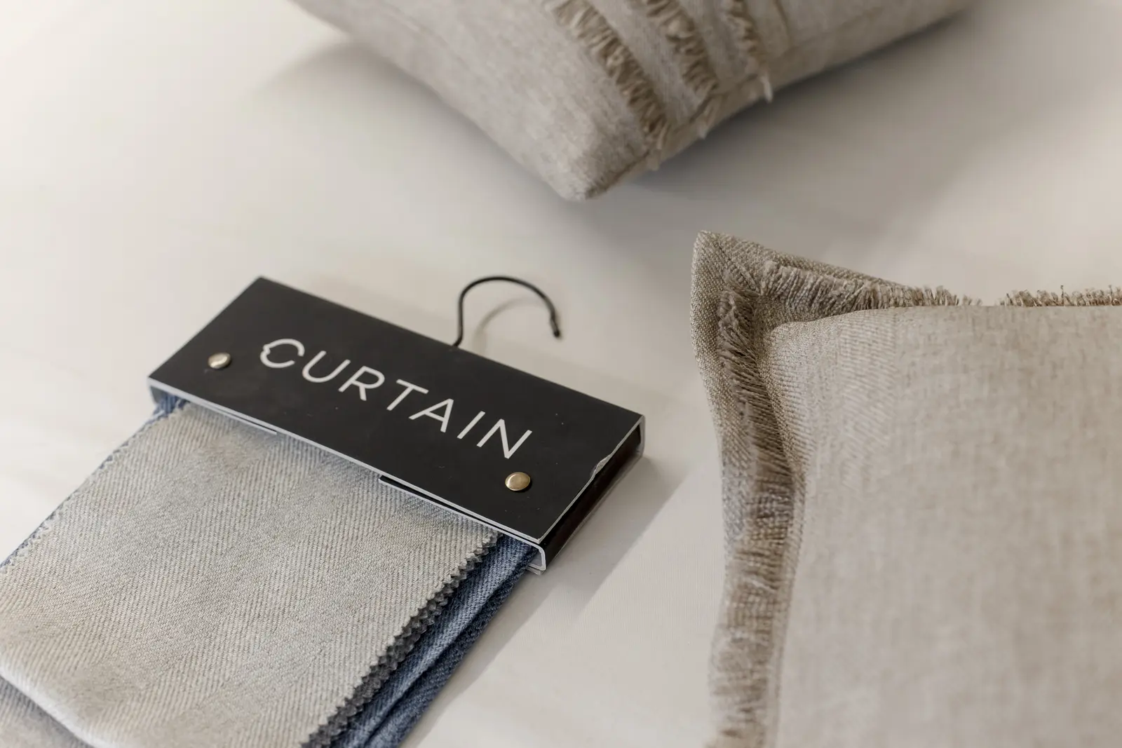 Curtain.lt etiketė ir audinių mėginiai — kokybės ženklas